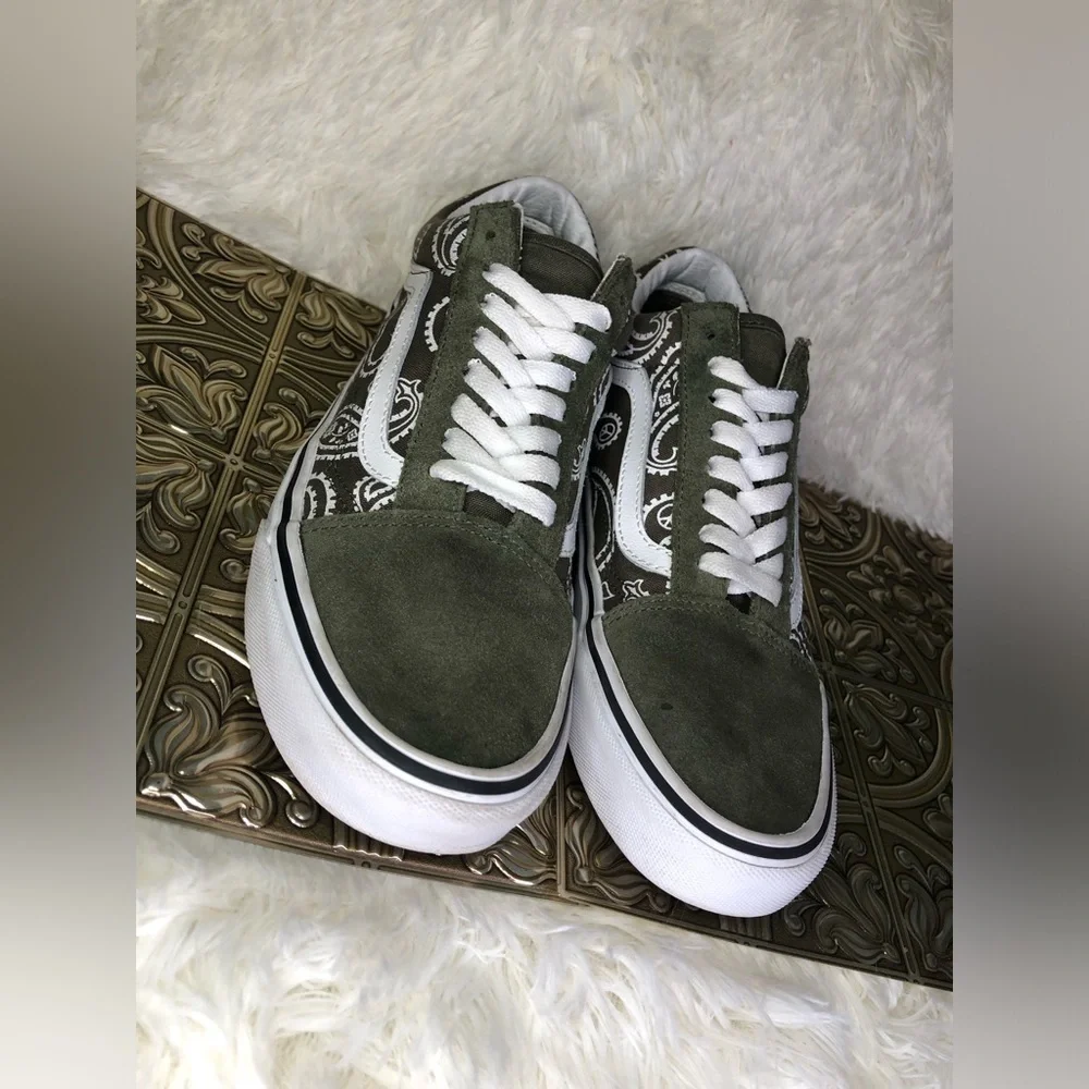 Vans Men's Green Paisley Sneakers size 7 Women’s 8.5